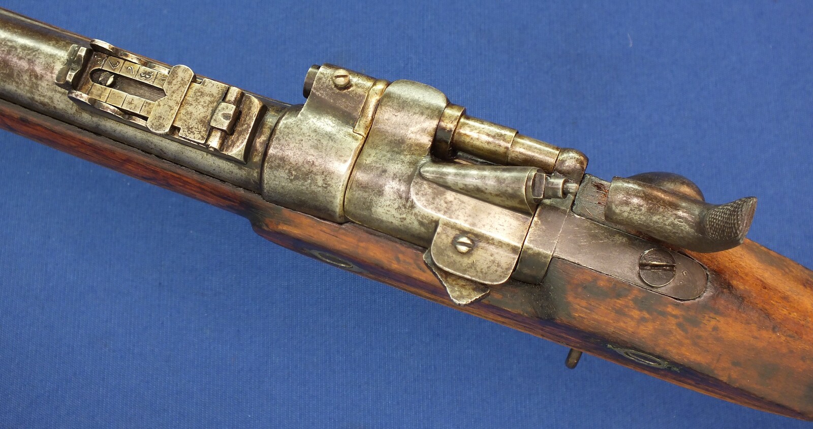 An antique English-India Enfield Snider Rifle. Caliber .577. Length 141 cm. In very good condition. Price 795 euro.