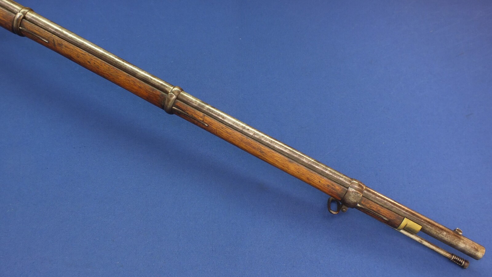 An antique English-India Enfield Snider Rifle. Caliber .577. Length 141 cm. In very good condition. Price 795 euro.