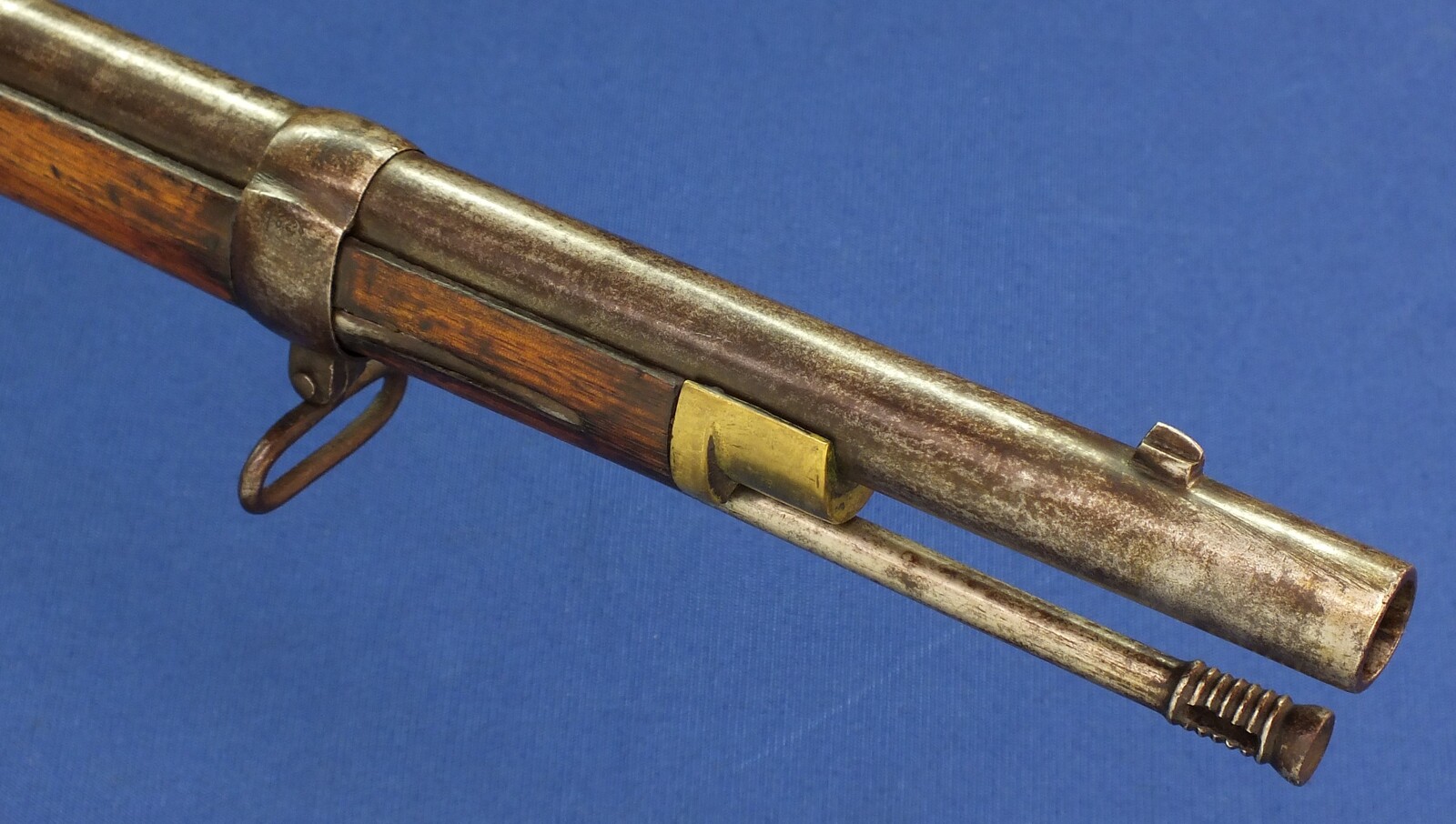 An antique English-India Enfield Snider Rifle. Caliber .577. Length 141 cm. In very good condition. Price 795 euro.