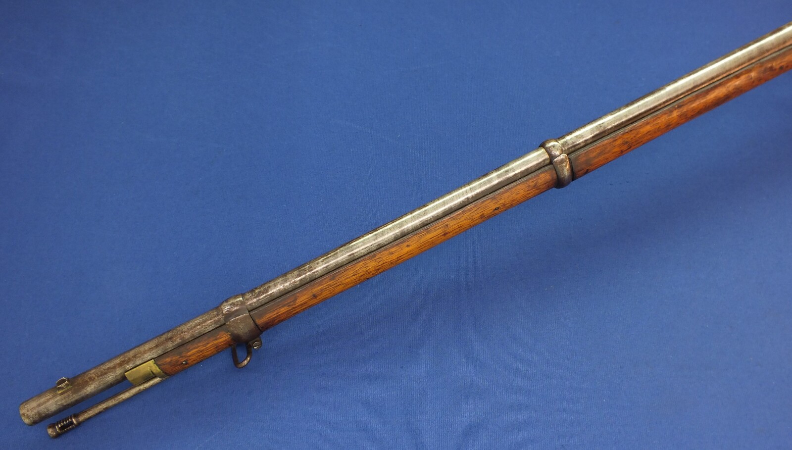 An antique English-India Enfield Snider Rifle. Caliber .577. Length 141 cm. In very good condition. Price 795 euro.