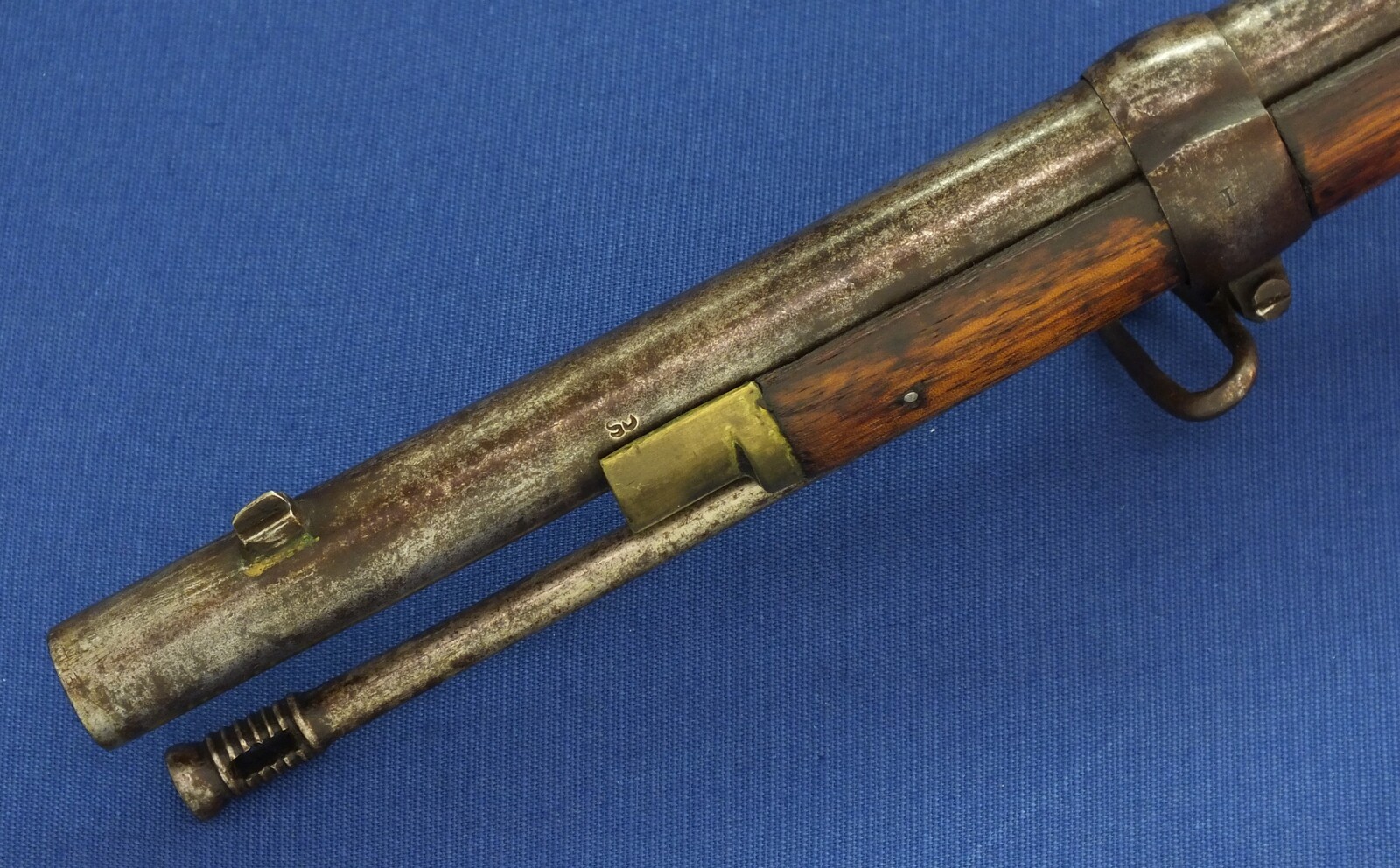 An antique English-India Enfield Snider Rifle. Caliber .577. Length 141 cm. In very good condition. Price 795 euro.