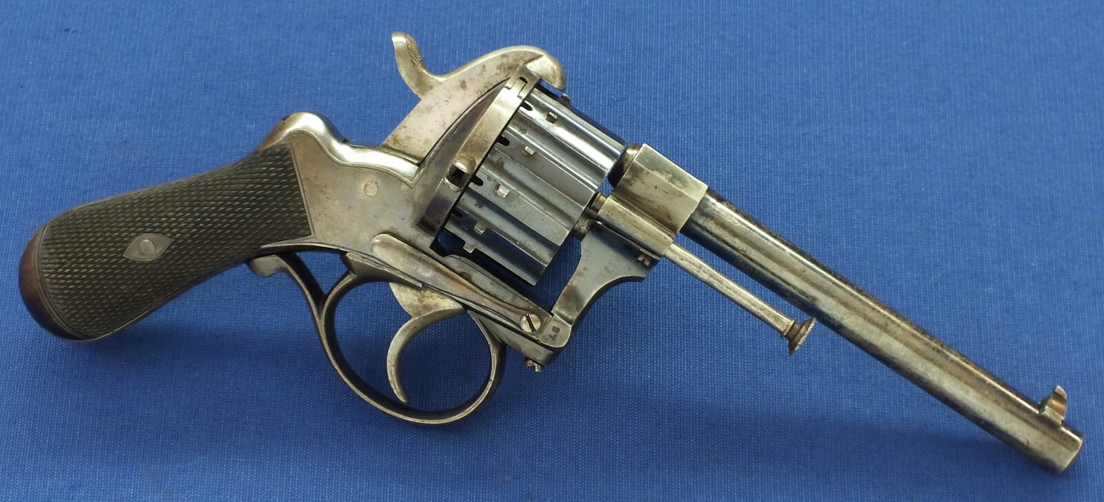 An antique English Oak cased 12 shot Single and Double Action 7mm Pinfire Revolver Signed on barrel Blackfriars Street Manchester ( Robert Watmough 1854-69) Length 27cm. In very good condition. Price 1.550 euro