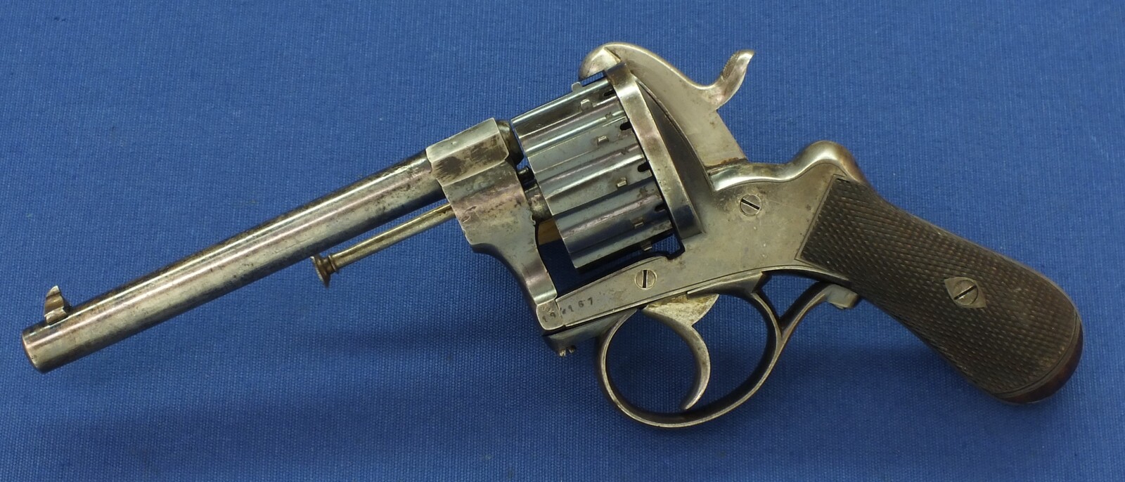 An antique English Oak cased 12 shot Single and Double Action 7mm Pinfire Revolver Signed on barrel Blackfriars Street Manchester ( Robert Watmough 1854-69) Length 27cm. In very good condition. Price 1.550 euro