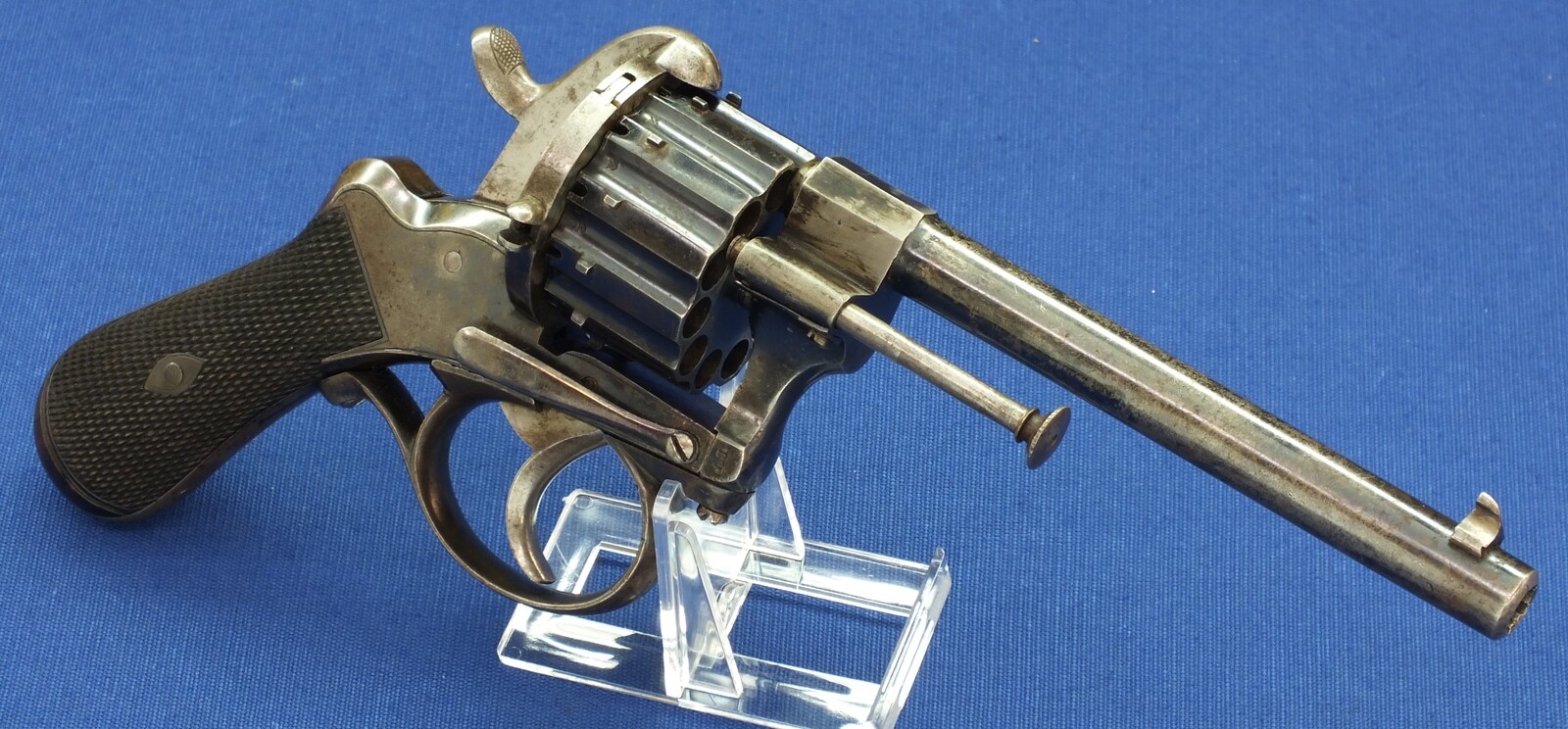 An antique English Oak cased 12 shot Single and Double Action 7mm Pinfire Revolver Signed on barrel Blackfriars Street Manchester ( Robert Watmough 1854-69) Length 27cm. In very good condition. Price 1.550 euro