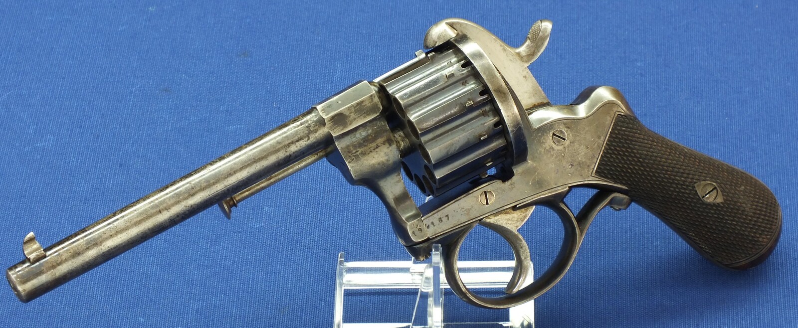 An antique English Oak cased 12 shot Single and Double Action 7mm Pinfire Revolver Signed on barrel Blackfriars Street Manchester ( Robert Watmough 1854-69) Length 27cm. In very good condition. Price 1.550 euro