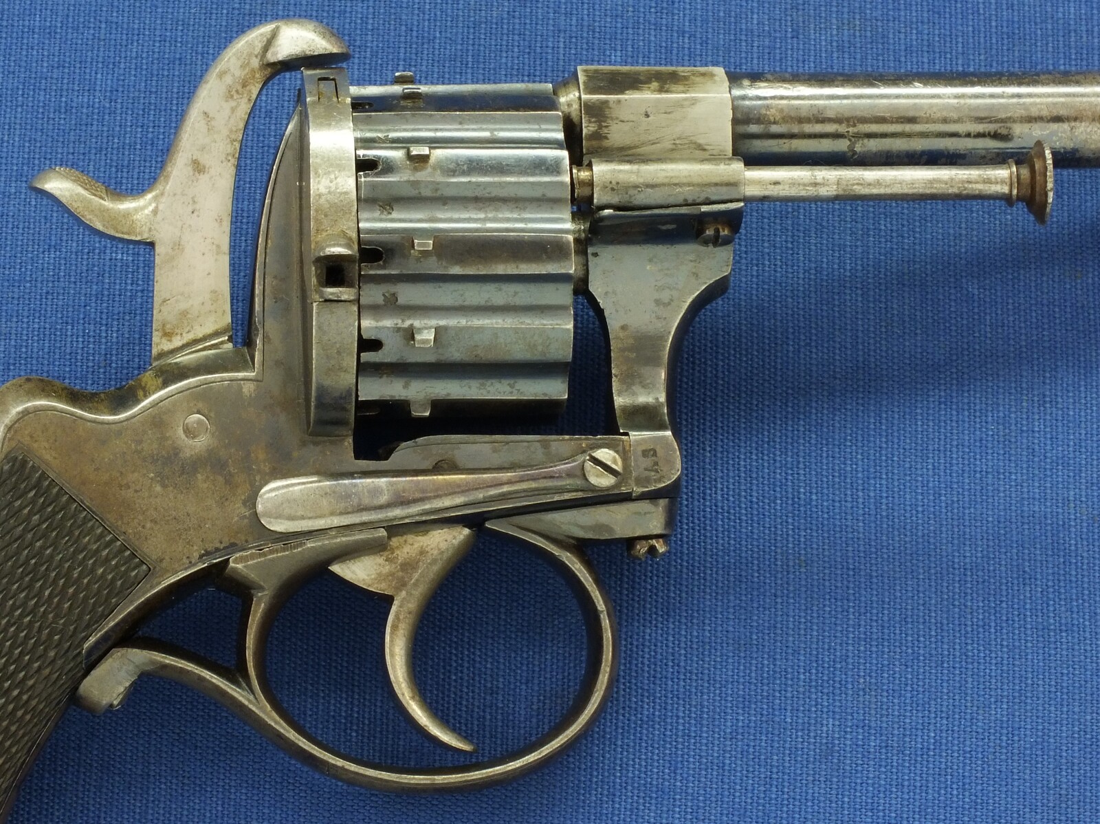 An antique English Oak cased 12 shot Single and Double Action 7mm Pinfire Revolver Signed on barrel Blackfriars Street Manchester ( Robert Watmough 1854-69) Length 27cm. In very good condition. Price 1.550 euro