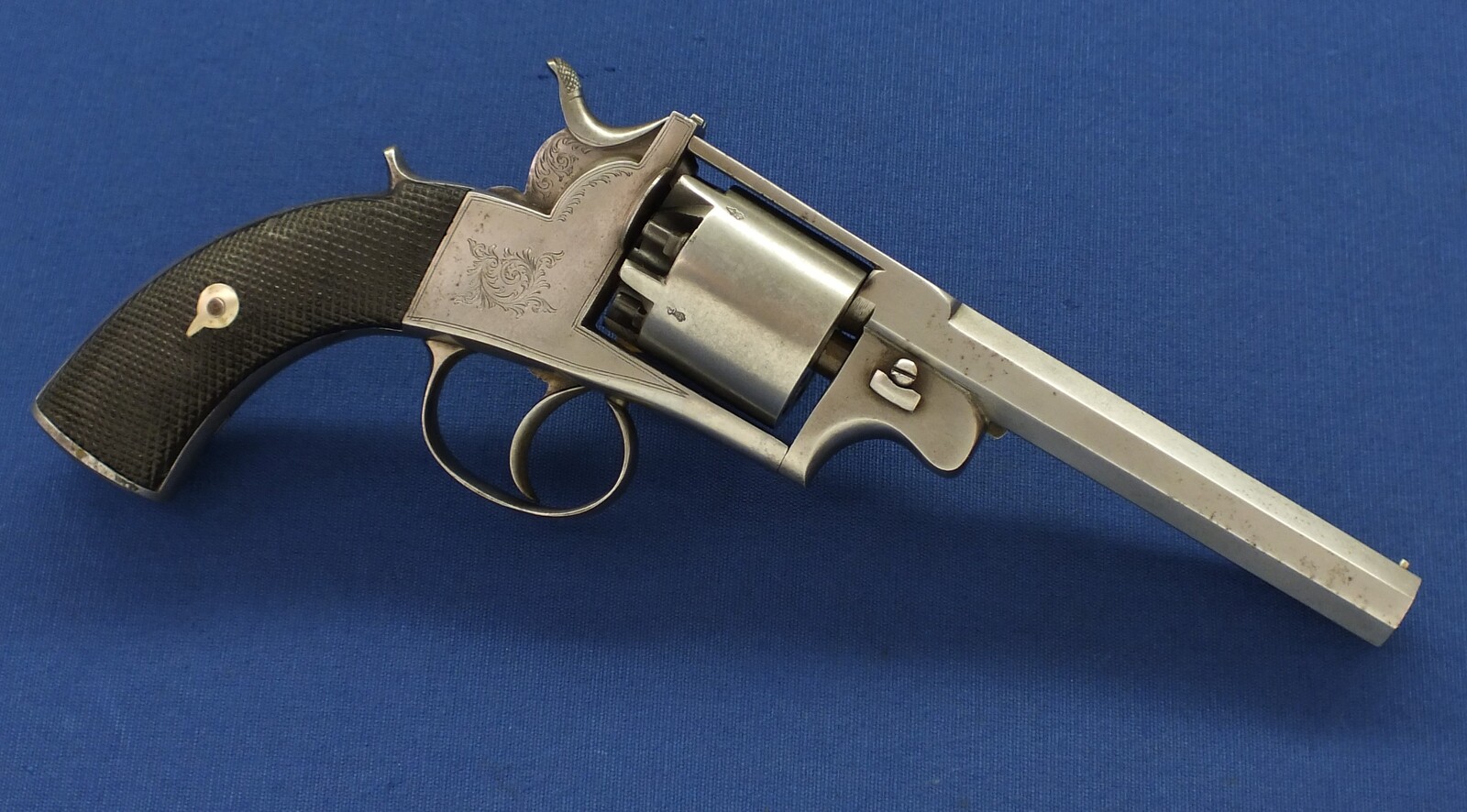 An antique English Webley-Bentley Type 2 piece closed frame 5 shot single and double action 60 bore(10,8mm) Percussion Revolver retailed by Gurney London circa 1855. Length 29,5cm. In very good condition. Price 1.350 euro 