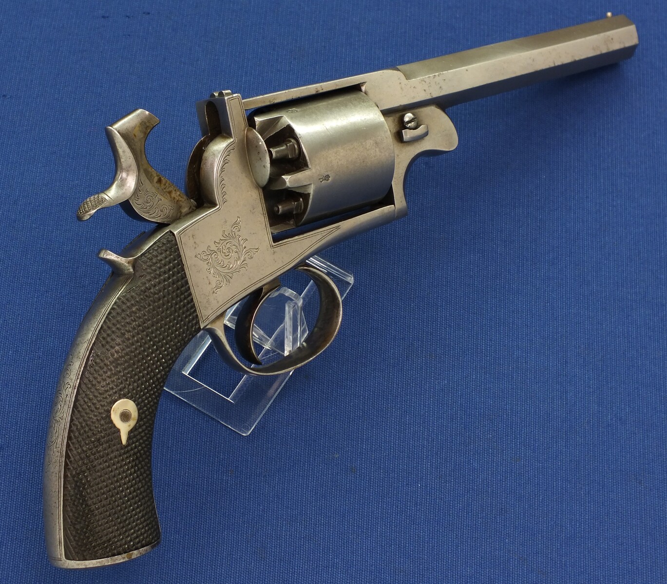 An antique English Webley-Bentley Type 2 piece closed frame 5 shot single and double action 60 bore(10,8mm) Percussion Revolver retailed by Gurney London circa 1855. Length 29,5cm. In very good condition. Price 1.350 euro 