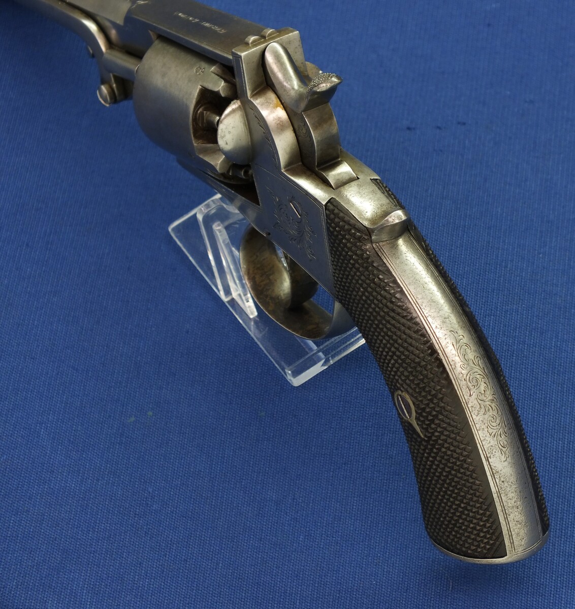 An antique English Webley-Bentley Type 2 piece closed frame 5 shot single and double action 60 bore(10,8mm) Percussion Revolver retailed by Gurney London circa 1855. Length 29,5cm. In very good condition. Price 1.350 euro 