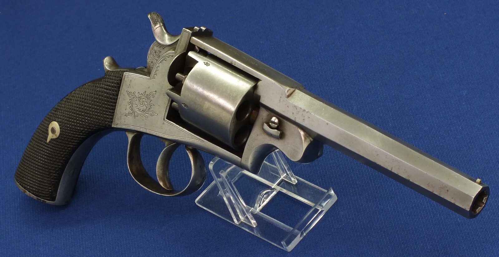 An antique English Webley-Bentley Type 2 piece closed frame 5 shot single and double action 60 bore(10,8mm) Percussion Revolver retailed by Gurney London circa 1855. Length 29,5cm. In very good condition. Price 1.350 euro 