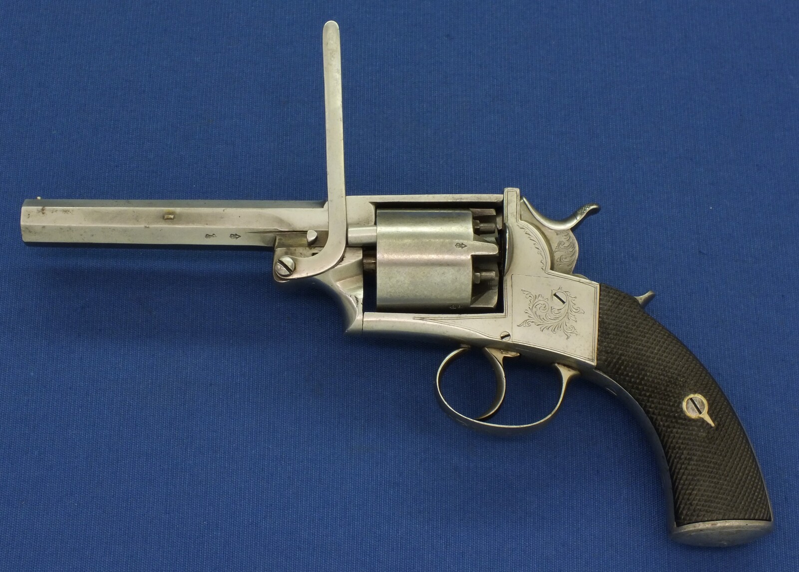 An antique English Webley-Bentley Type 2 piece closed frame 5 shot single and double action 60 bore(10,8mm) Percussion Revolver retailed by Gurney London circa 1855. Length 29,5cm. In very good condition. Price 1.350 euro 