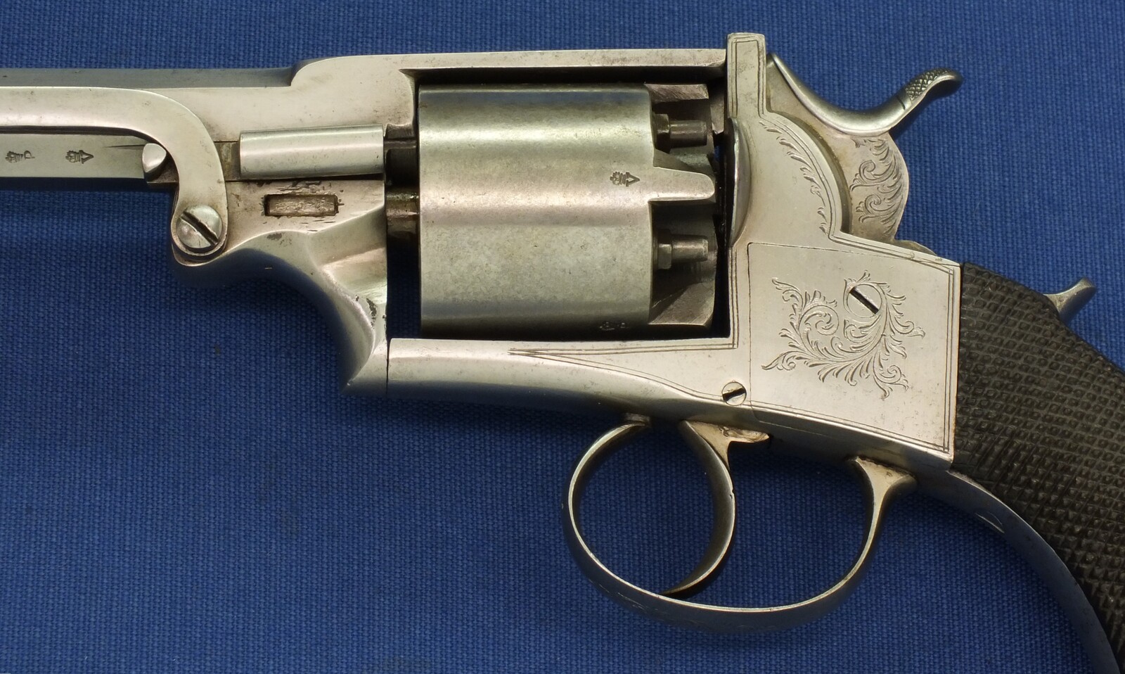 An antique English Webley-Bentley Type 2 piece closed frame 5 shot single and double action 60 bore(10,8mm) Percussion Revolver retailed by Gurney London circa 1855. Length 29,5cm. In very good condition. Price 1.350 euro 