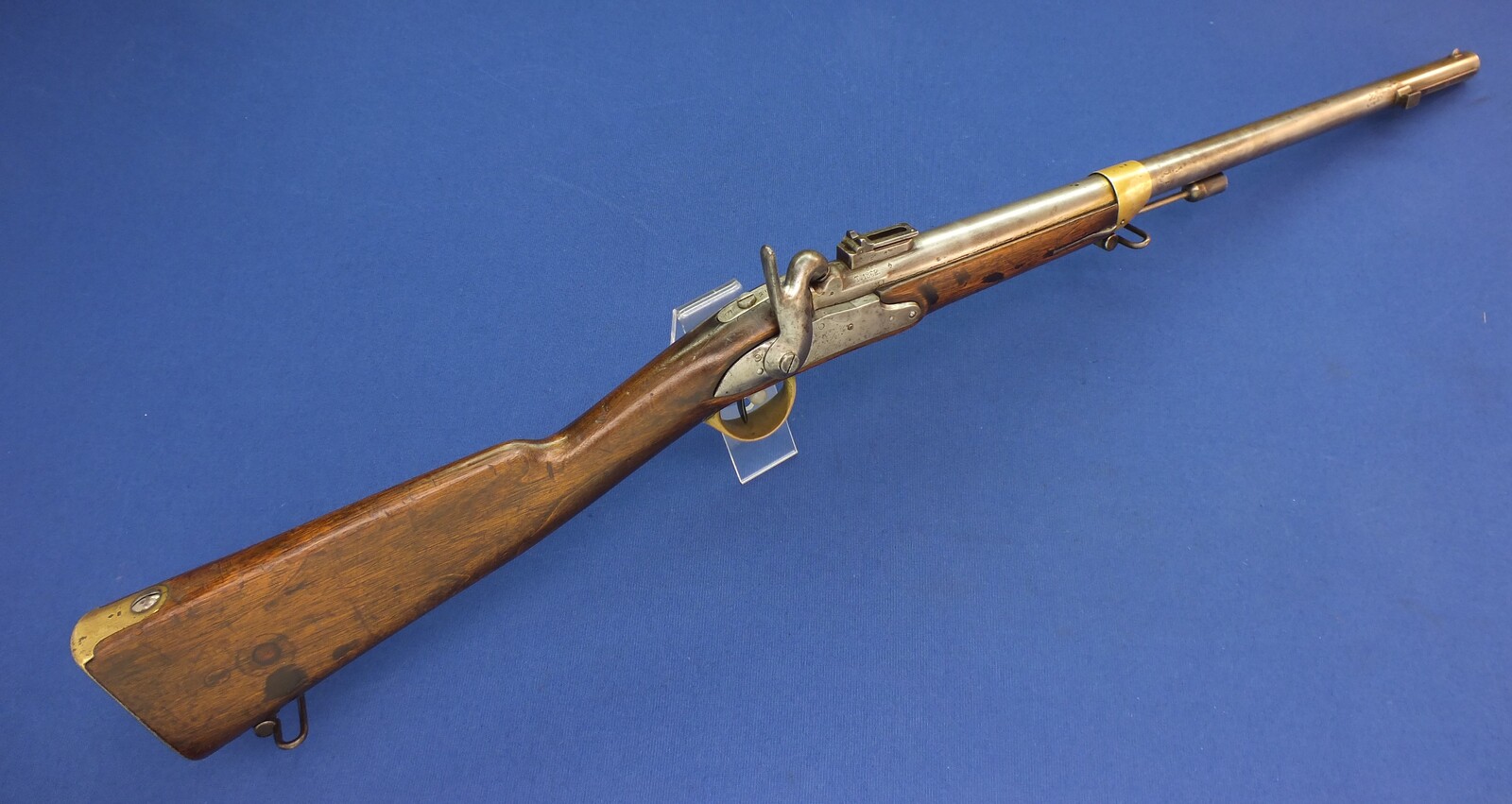 An antique French Artillery Percussion Carbine M 1829 T bis, signed Mfr Rle de Tulle,  caliber 17,6 mm, length 98 cm, complete with Bayonet signed Mfr Imp Chatellerault 1854, in very good condition. Price 950 euro