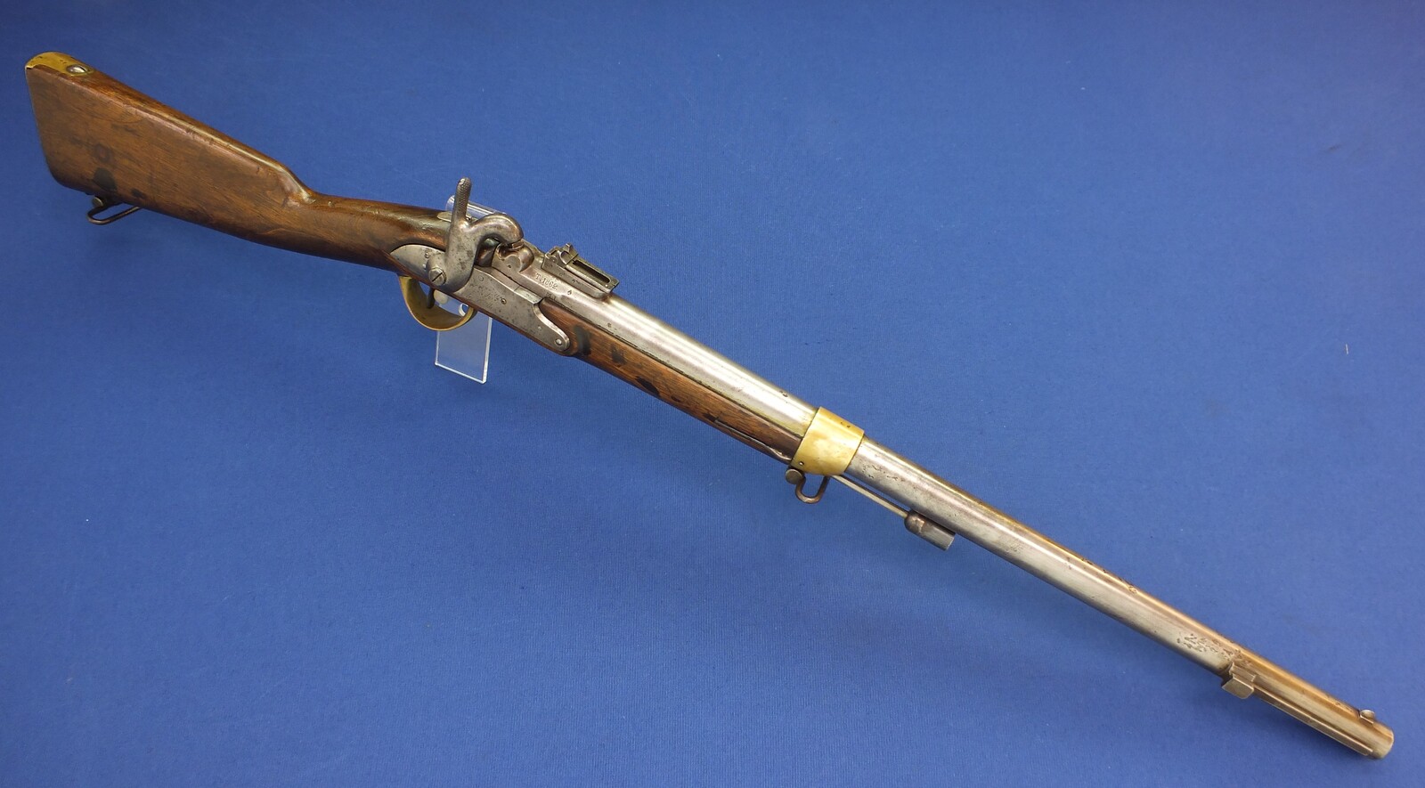 An antique French Artillery Percussion Carbine M 1829 T bis, signed Mfr Rle de Tulle,  caliber 17,6 mm, length 98 cm, complete with Bayonet signed Mfr Imp Chatellerault 1854, in very good condition. Price 950 euro