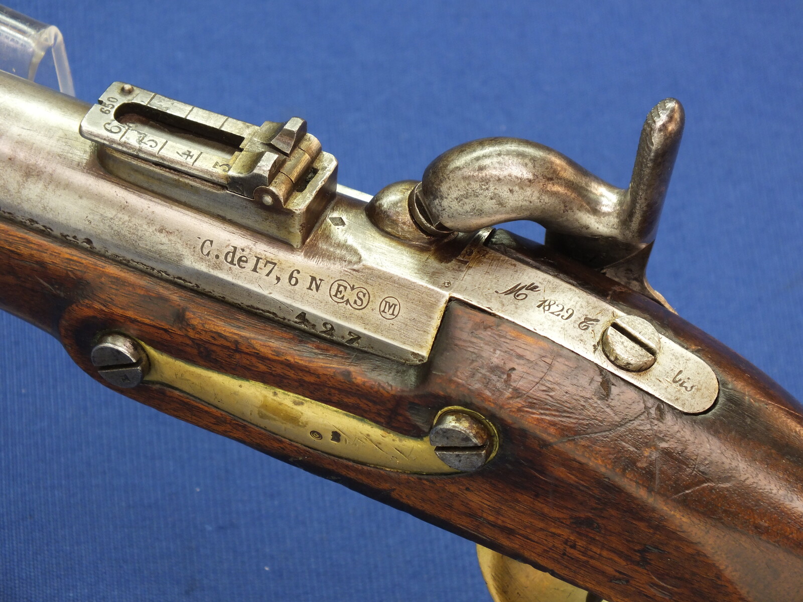 An antique French Artillery Percussion Carbine M 1829 T bis, signed Mfr Rle de Tulle,  caliber 17,6 mm, length 98 cm, complete with Bayonet signed Mfr Imp Chatellerault 1854, in very good condition. Price 950 euro