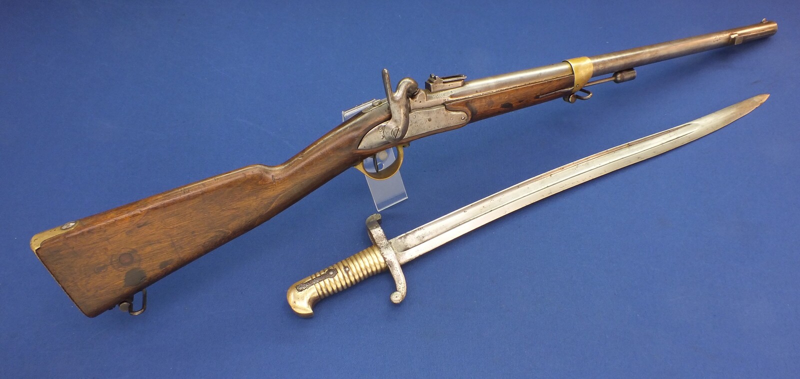 An antique French Artillery Percussion Carbine M 1829 T bis, signed Mfr Rle de Tulle,  caliber 17,6 mm, length 98 cm, complete with Bayonet signed Mfr Imp Chatellerault 1854, in very good condition. Price 950 euro