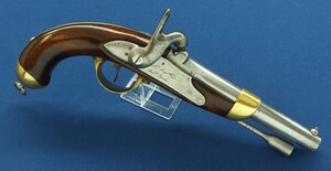 An antique French Cavalry Model 1822 T-Bis Percussion Pistol. Caliber 17,7mm, length 36cm. In very good condition. Price 1.050 euro.