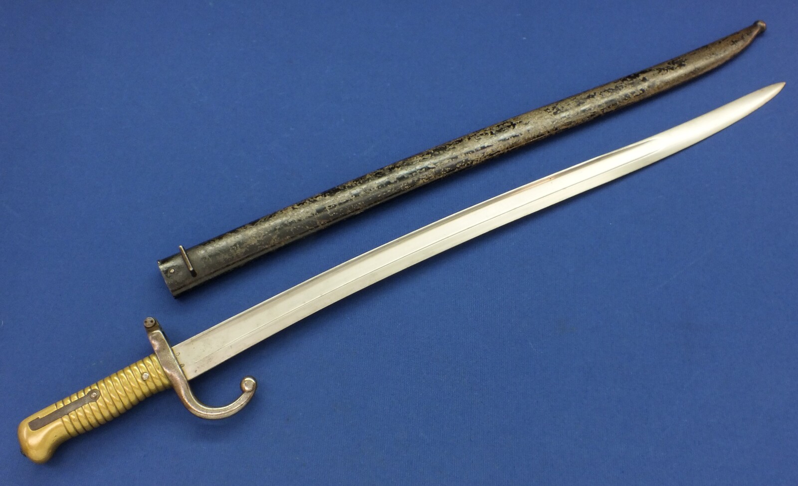 An antique French Model 1866 Chassepot Bayonet. St. Etienne March 18.., SN 58215 with matching numbered scabbard. Length 71cm. In very good condition. Price 275 euro