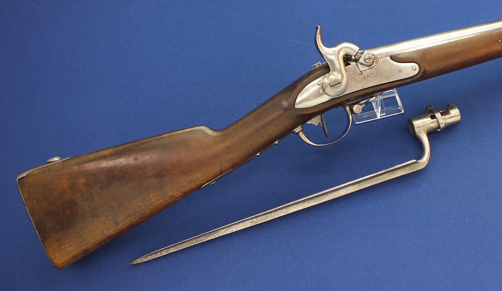 An antique German Baden St. Blasien Model 1813/40 Infantery Percussion Musket with Bayonet. Caliber 17,5mm. Barrel 108,5cm, Length 147,5cm. In very good condition. Price 1.250 euro.