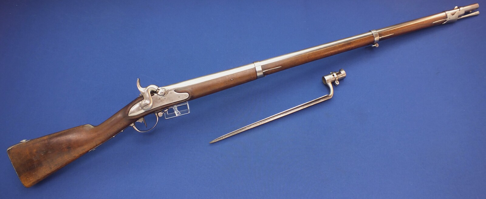 An antique German Baden St. Blasien Model 1813/40 Infantery Percussion Musket with Bayonet. Caliber 17,5mm. Barrel 108,5cm, Length 147,5cm. In very good condition. Price 1.250 euro.