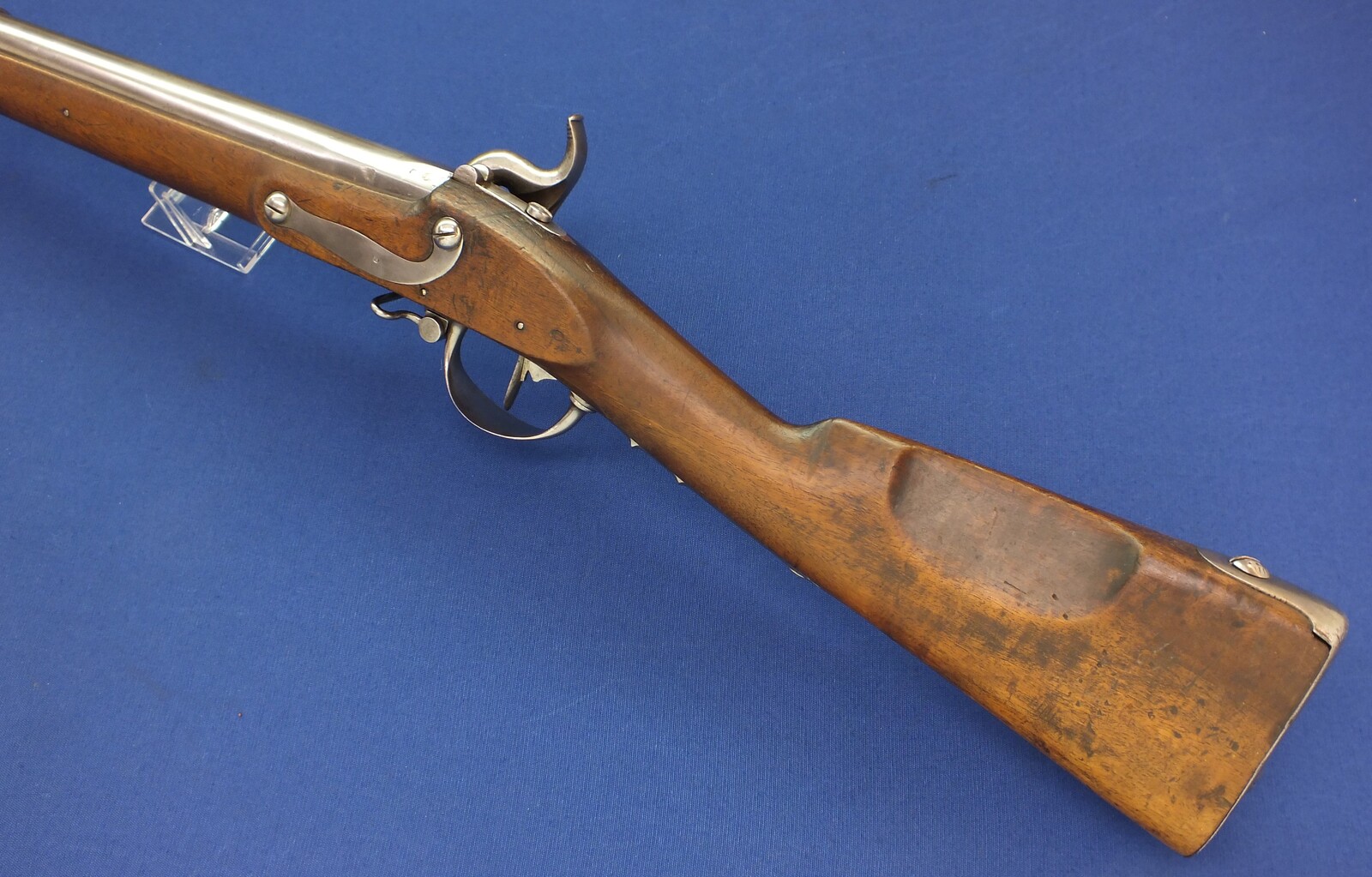 An antique German Baden St. Blasien Model 1813/40 Infantery Percussion Musket with Bayonet. Caliber 17,5mm. Barrel 108,5cm, Length 147,5cm. In very good condition. Price 1.250 euro.