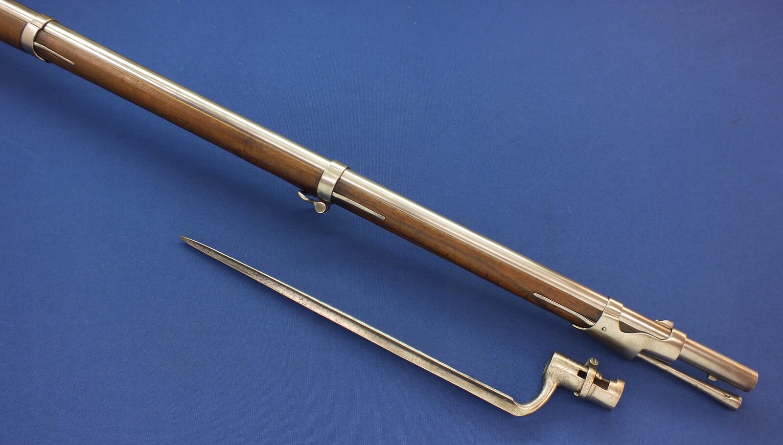 An antique German Baden St. Blasien Model 1813/40 Infantery Percussion Musket with Bayonet. Caliber 17,5mm. Barrel 108,5cm, Length 147,5cm. In very good condition. Price 1.250 euro.