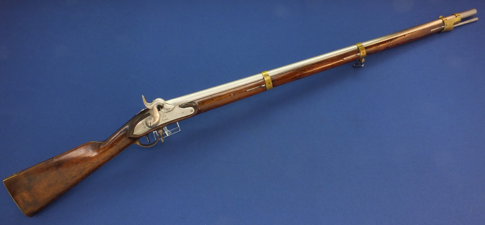 An antique German Prussian Model 1839 percussion Infantry Musket. Lock signed F.W. Saarn. Caliber 18,5mm. Length 143cm. In very good condition. Price 1.350 euro