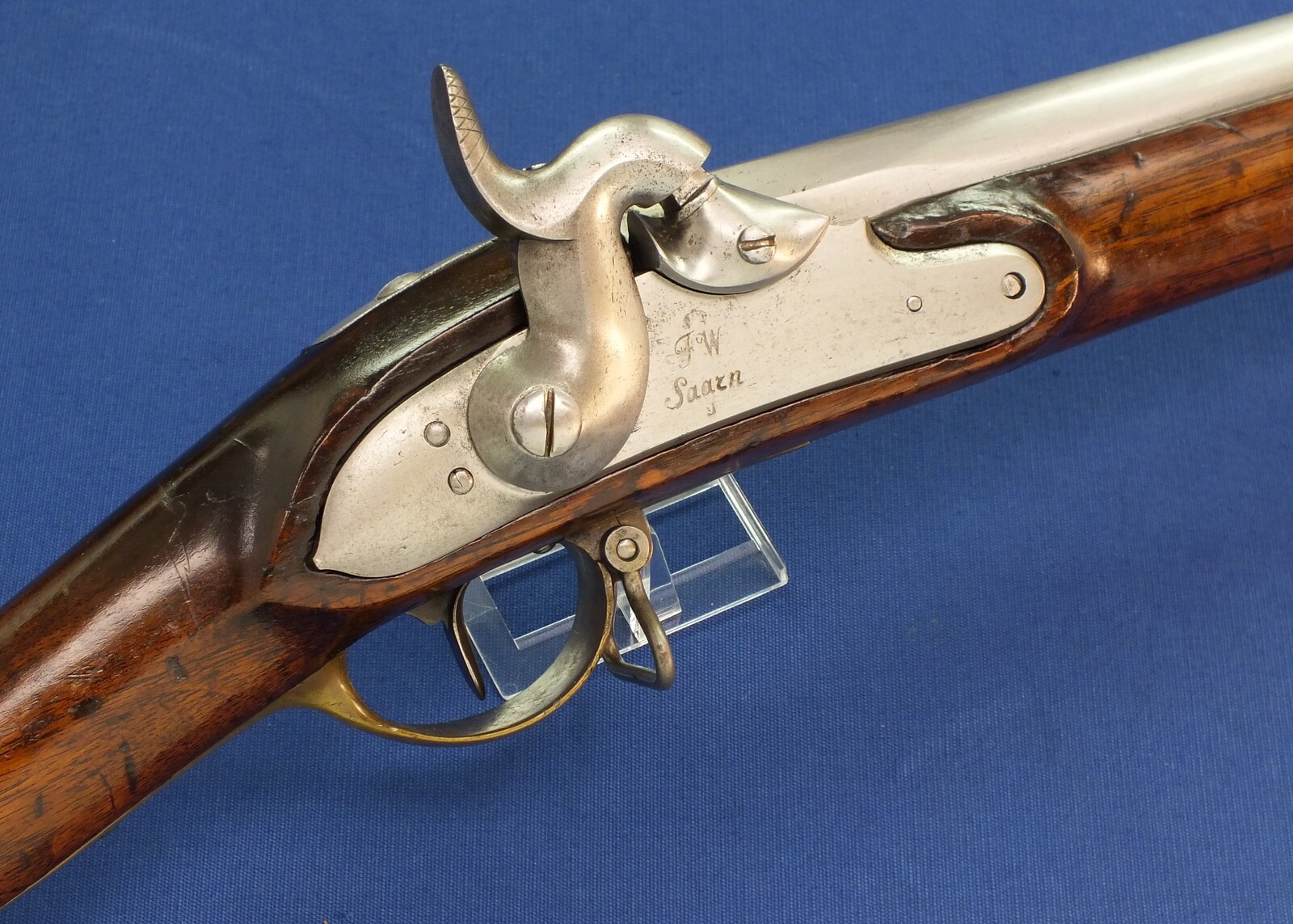 An antique German Prussian Model 1839 percussion Infantry Musket. Lock signed F.W. Saarn. Caliber 18,5mm. Length 143cm. In very good condition. Price 1.350 euro