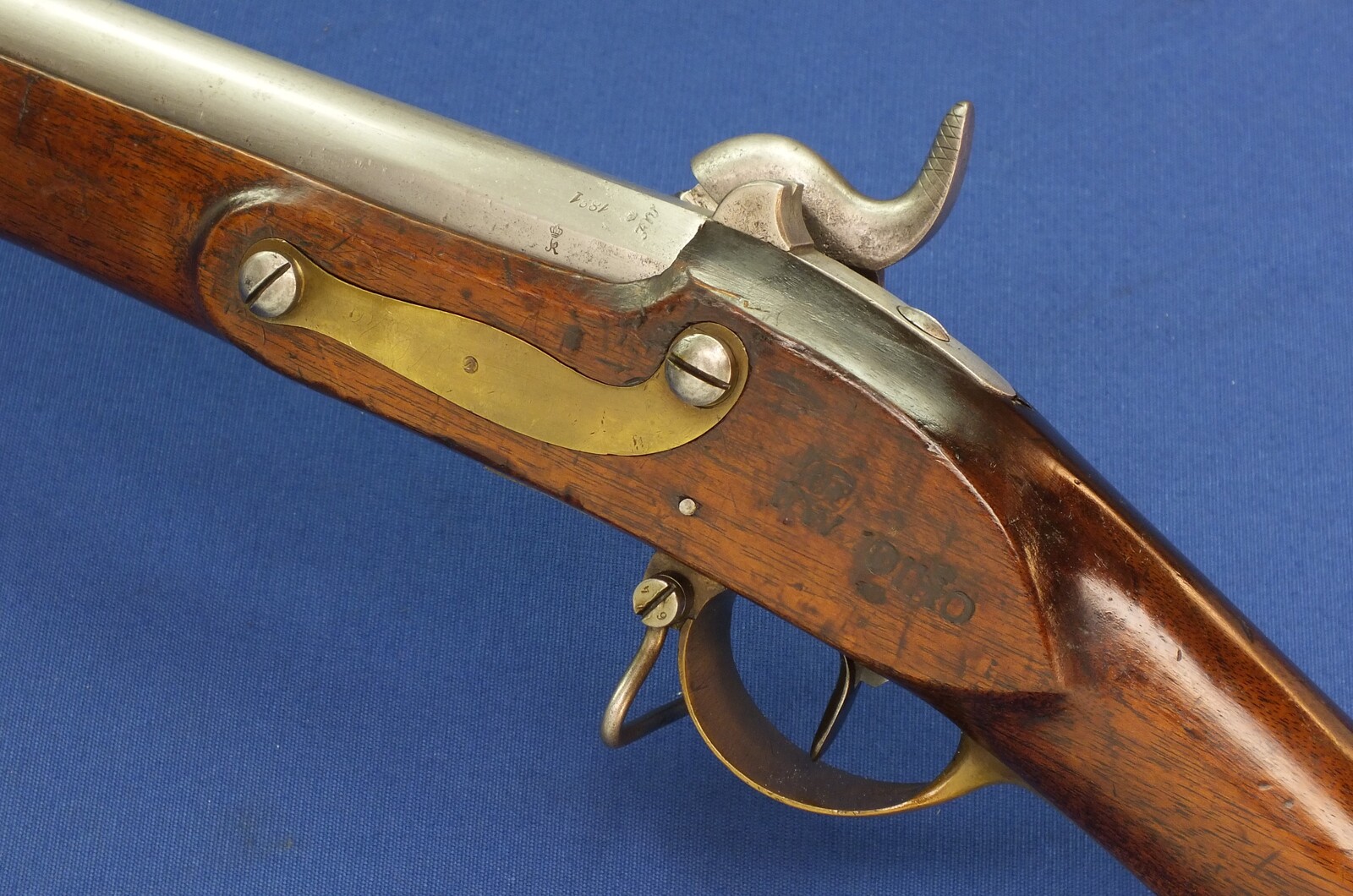 An antique German Prussian Model 1839 percussion Infantry Musket. Lock signed F.W. Saarn. Caliber 18,5mm. Length 143cm. In very good condition. Price 1.350 euro