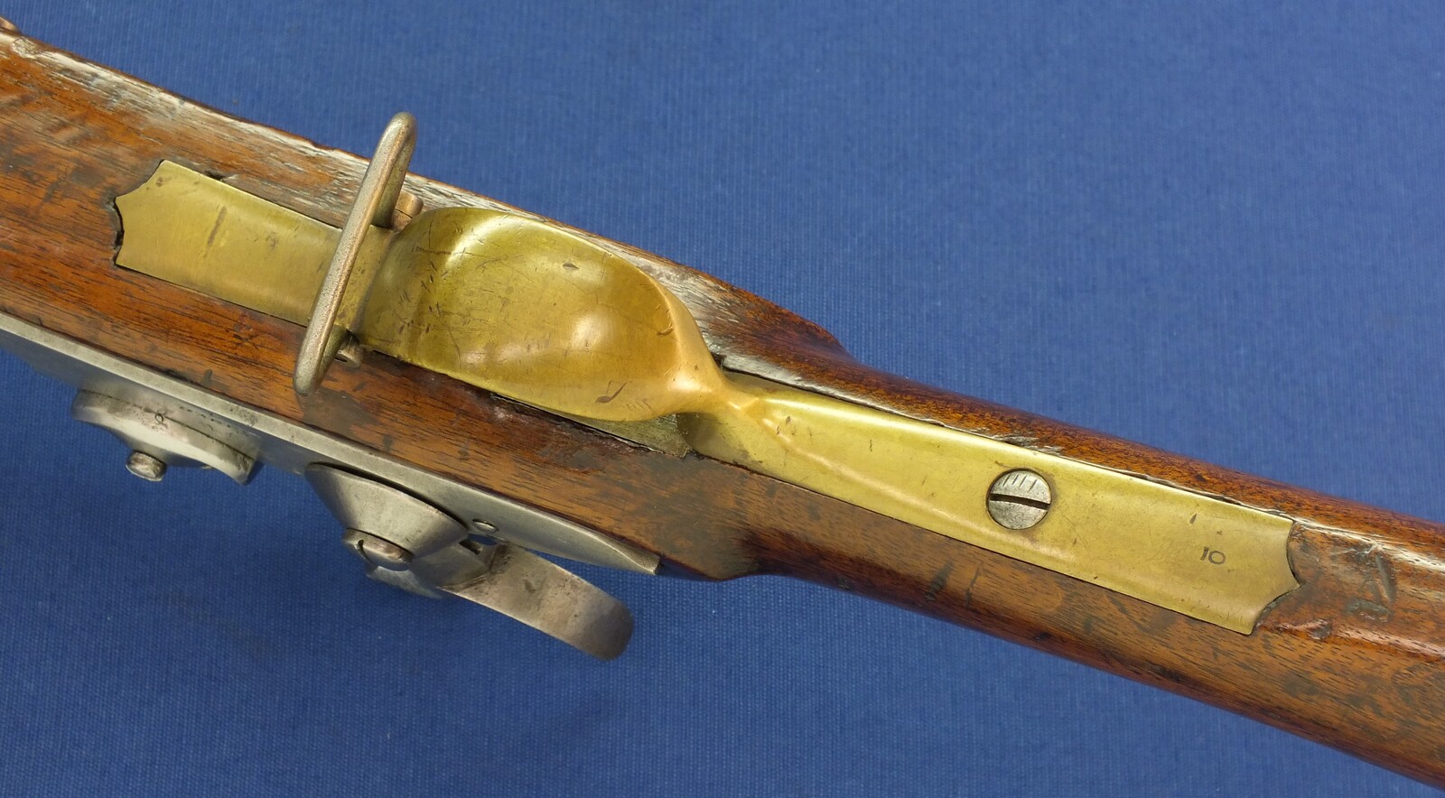 An antique German Prussian Model 1839 percussion Infantry Musket. Lock signed F.W. Saarn. Caliber 18,5mm. Length 143cm. In very good condition. Price 1.350 euro