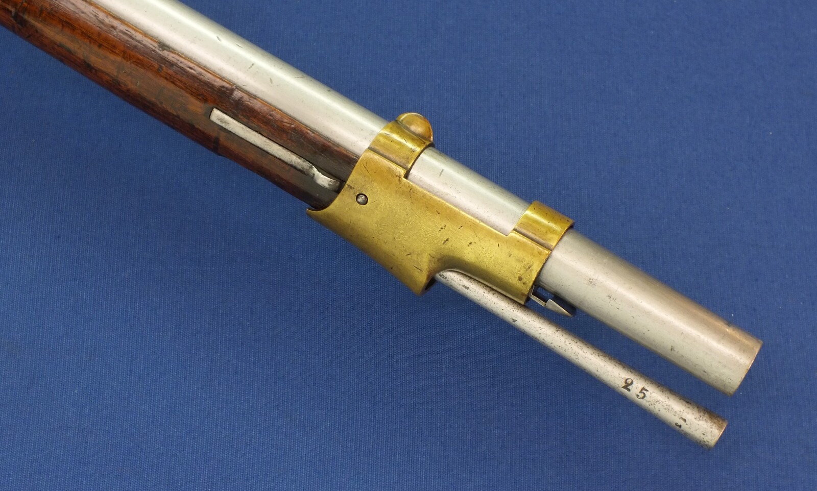 An antique German Prussian Model 1839 percussion Infantry Musket. Lock signed F.W. Saarn. Caliber 18,5mm. Length 143cm. In very good condition. Price 1.350 euro