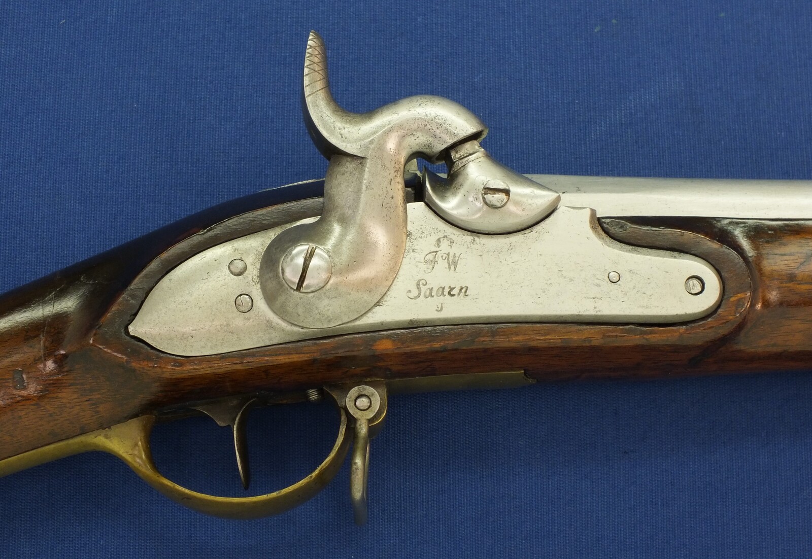 An antique German Prussian Model 1839 percussion Infantry Musket. Lock signed F.W. Saarn. Caliber 18,5mm. Length 143cm. In very good condition. Price 1.350 euro