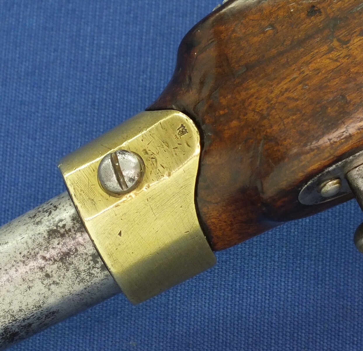 An antique German Prussian Model 1850 Cavalry percussion Pistol, lock marked SUHL V.C.S. Caliber 15mm, length 39cm. In good/very good condition. Price 1.450 euro.