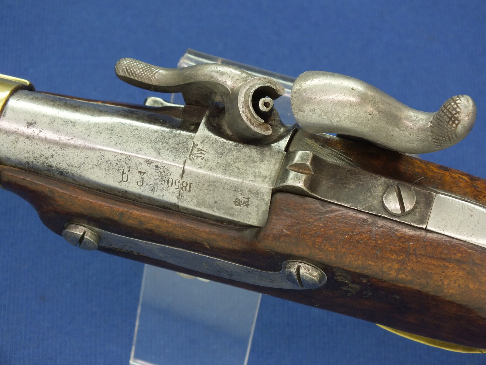 An antique German Prussian Model 1850 Cavalry percussion Pistol, lock marked SUHL V.C.S. Caliber 15mm, length 39cm. In good/very good condition. Price 1.450 euro.