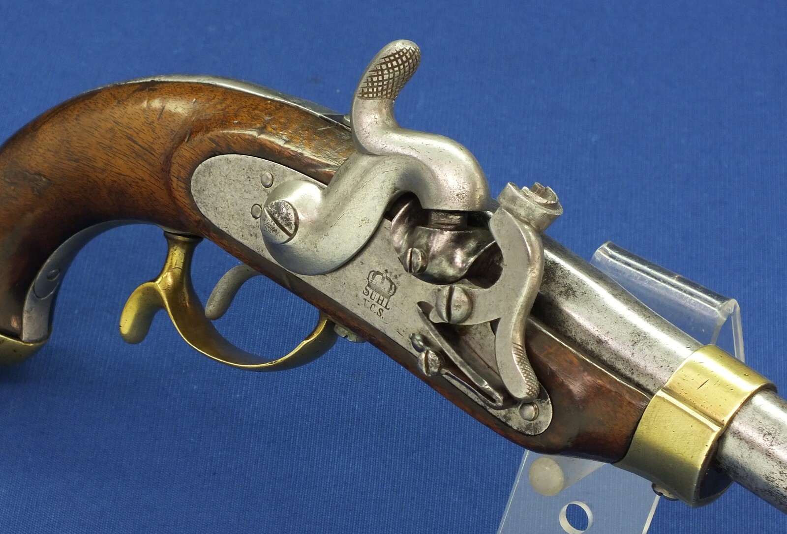 An antique German Prussian Model 1850 Cavalry percussion Pistol, lock marked SUHL V.C.S. Caliber 15mm, length 39cm. In good/very good condition. Price 1.450 euro.