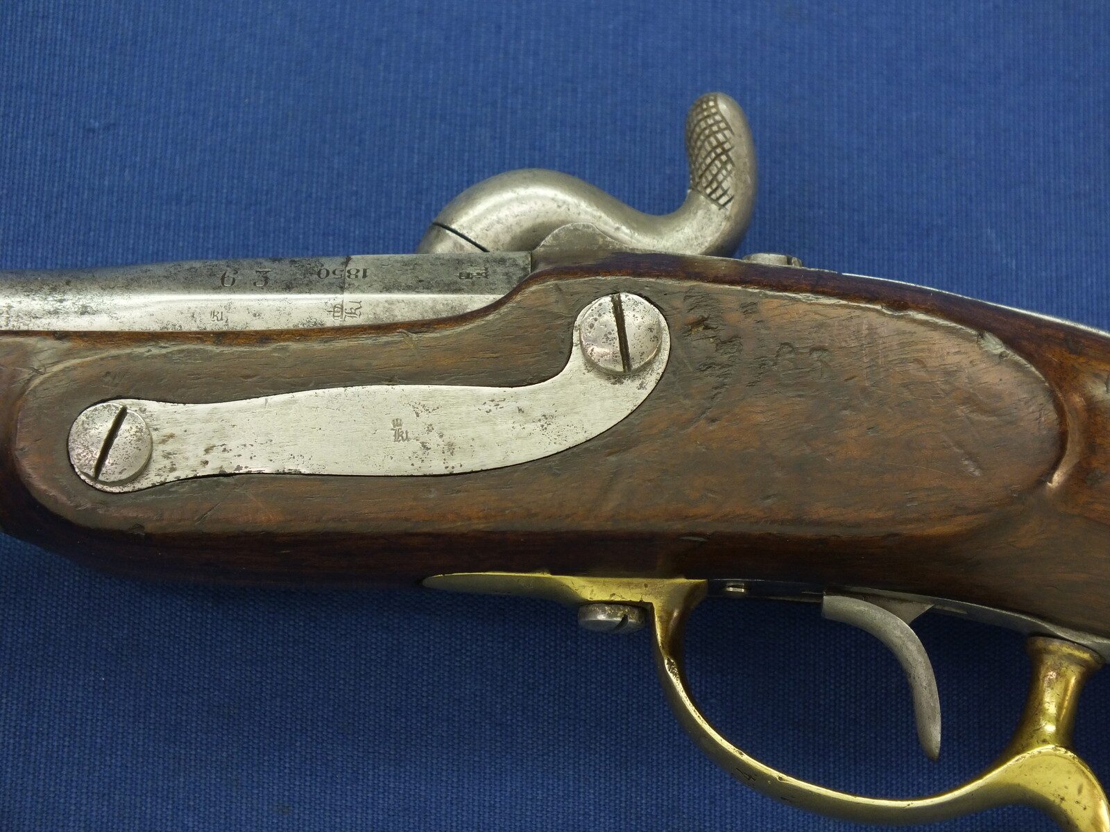 An antique German Prussian Model 1850 Cavalry percussion Pistol, lock marked SUHL V.C.S. Caliber 15mm, length 39cm. In good/very good condition. Price 1.450 euro.