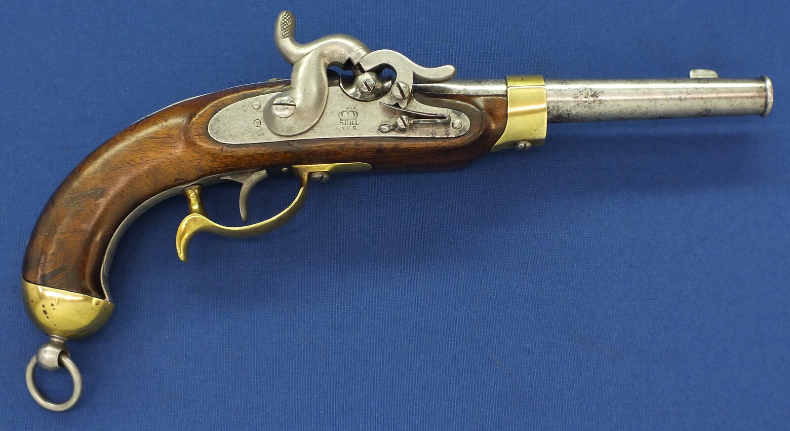 An antique German Prussian Model 1850 Cavalry percussion Pistol, lock marked SUHL V.C.S. Caliber 15mm, length 39cm. In good/very good condition. Price 1.450 euro.