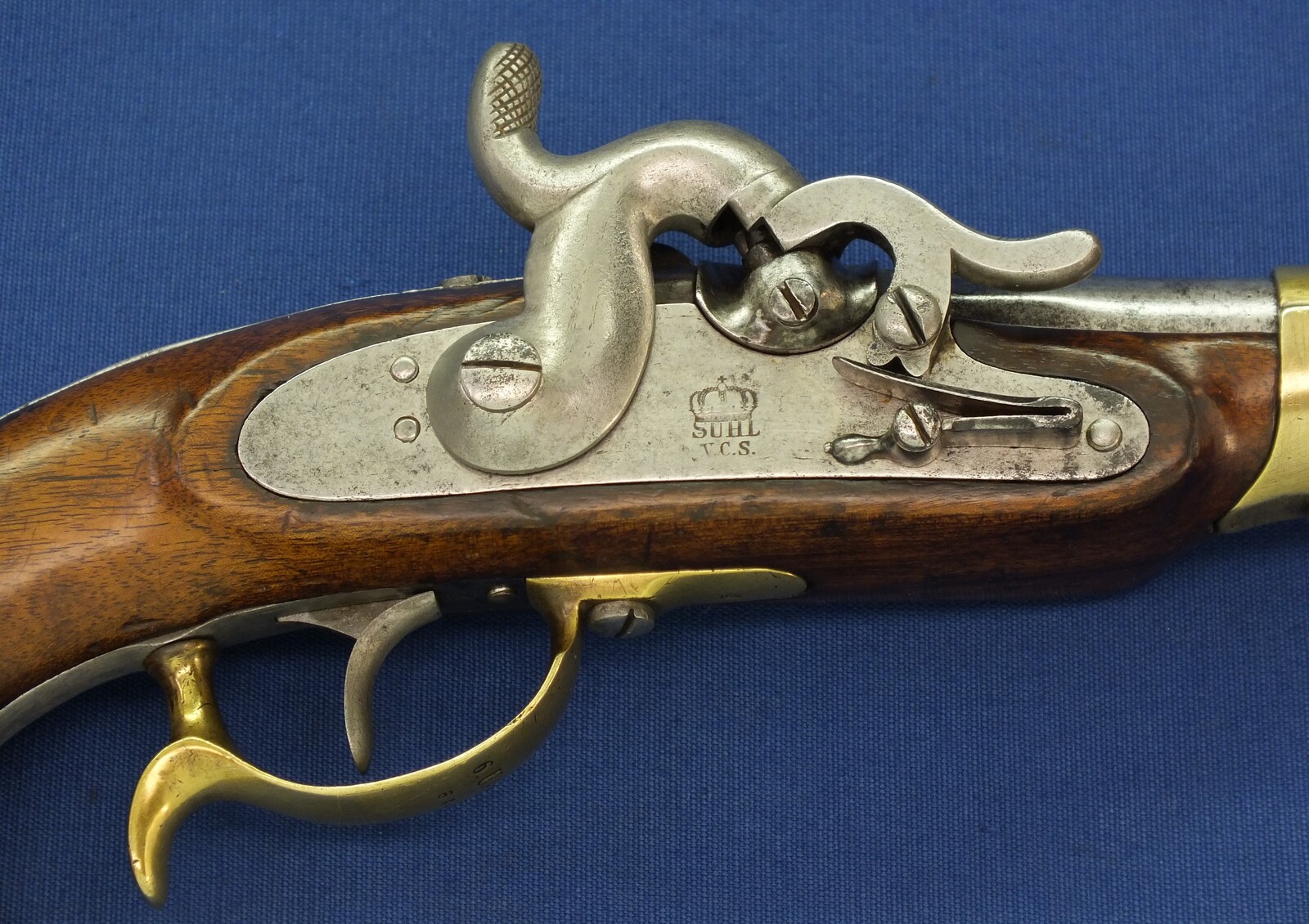 An antique German Prussian Model 1850 Cavalry percussion Pistol, lock marked SUHL V.C.S. Caliber 15mm, length 39cm. In good/very good condition. Price 1.450 euro.