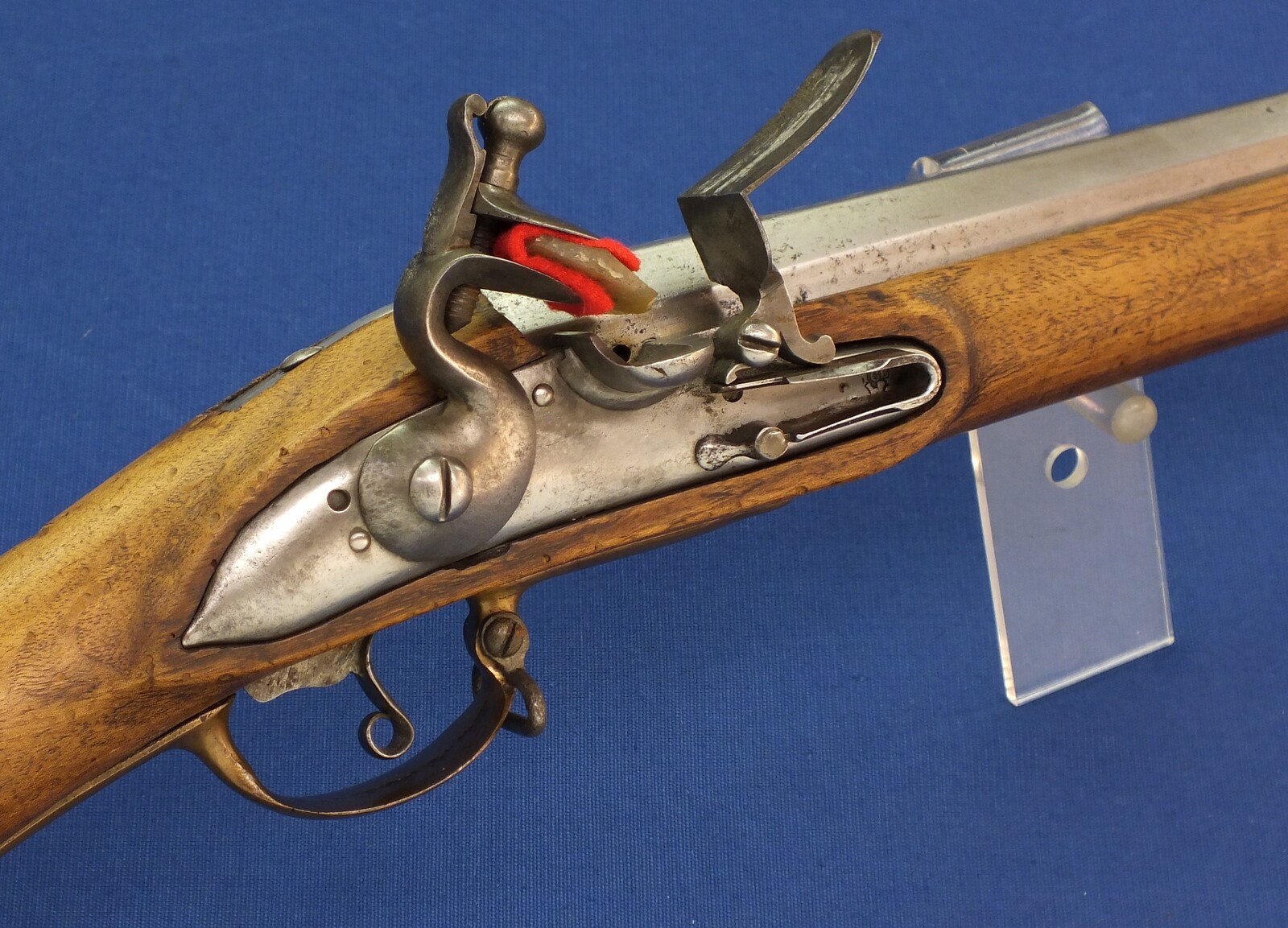 An antique German/Swiss Flintlock musket late 18th century. Caliber 18mm, barrel 108cm. Bronze mounts. Lock and barrel with Suhl markings. Length 146cm. In very good condition. Price 1.350 euro