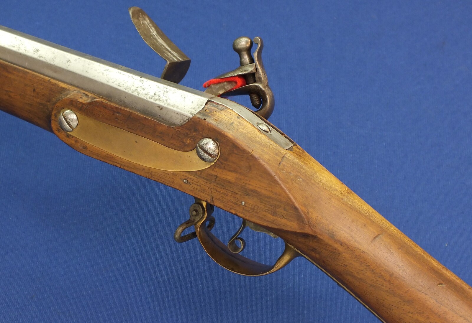 An antique German/Swiss Flintlock musket late 18th century. Caliber 18mm, barrel 108cm. Bronze mounts. Lock and barrel with Suhl markings. Length 146cm. In very good condition. Price 1.350 euro