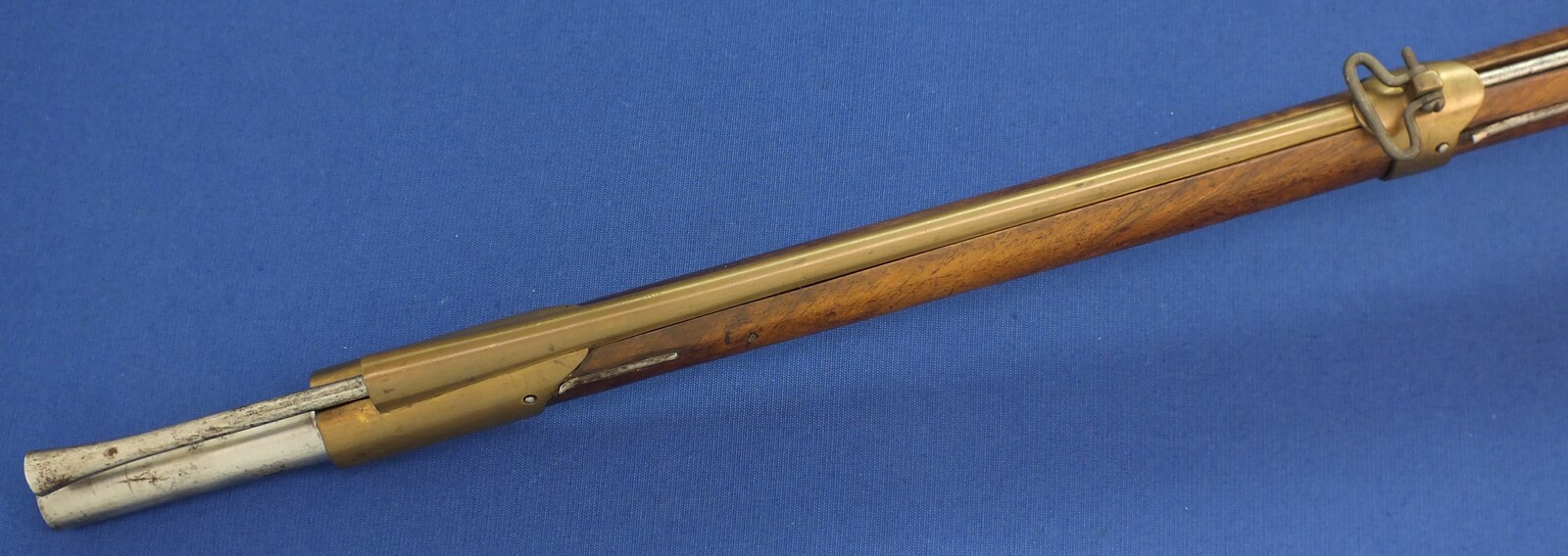 An antique German/Swiss Flintlock musket late 18th century. Caliber 18mm, barrel 108cm. Bronze mounts. Lock and barrel with Suhl markings. Length 146cm. In very good condition. Price 1.350 euro