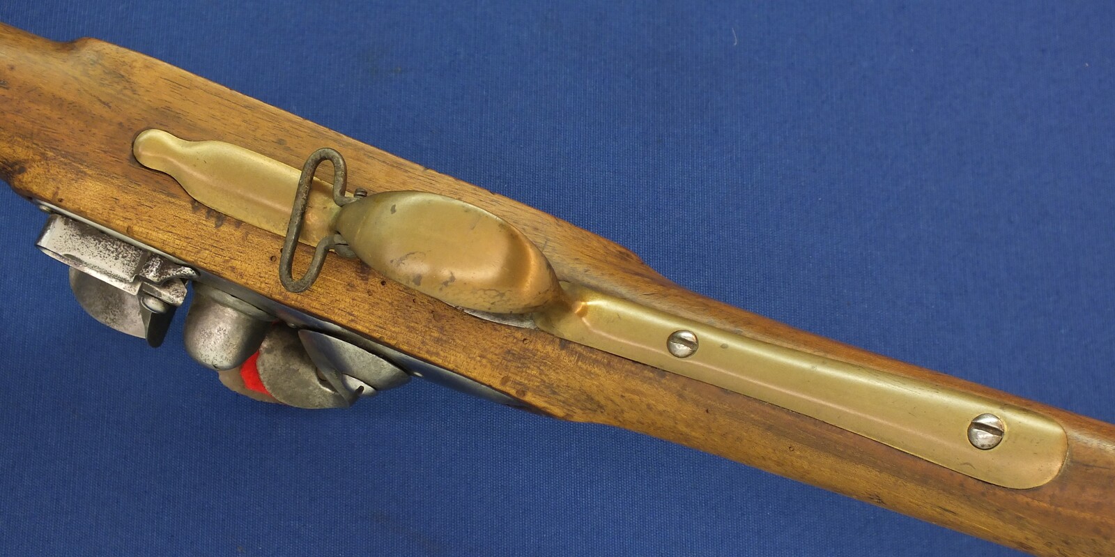 An antique German/Swiss Flintlock musket late 18th century. Caliber 18mm, barrel 108cm. Bronze mounts. Lock and barrel with Suhl markings. Length 146cm. In very good condition. Price 1.350 euro