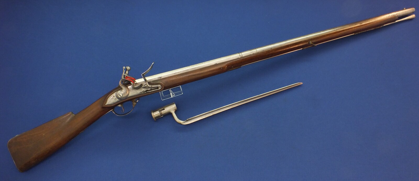 An antique late 17th century German/Swiss Flintlock Musket with bayonet. Lock with Suhl mark. 105,5cm Barrel marked F658. Caliber 18mm. Length 143cm. In very good condition. Price 1.750 euro.