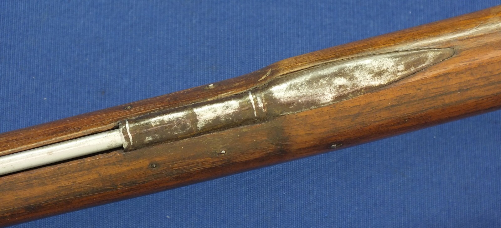 An antique late 17th century German/Swiss Flintlock Musket with bayonet. Lock with Suhl mark. 105,5cm Barrel marked F658. Caliber 18mm. Length 143cm. In very good condition. Price 1.750 euro.