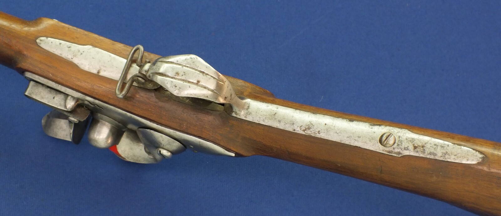 An antique late 17th century German/Swiss Flintlock Musket with bayonet. Lock with Suhl mark. 105,5cm Barrel marked F658. Caliber 18mm. Length 143cm. In very good condition. Price 1.750 euro.