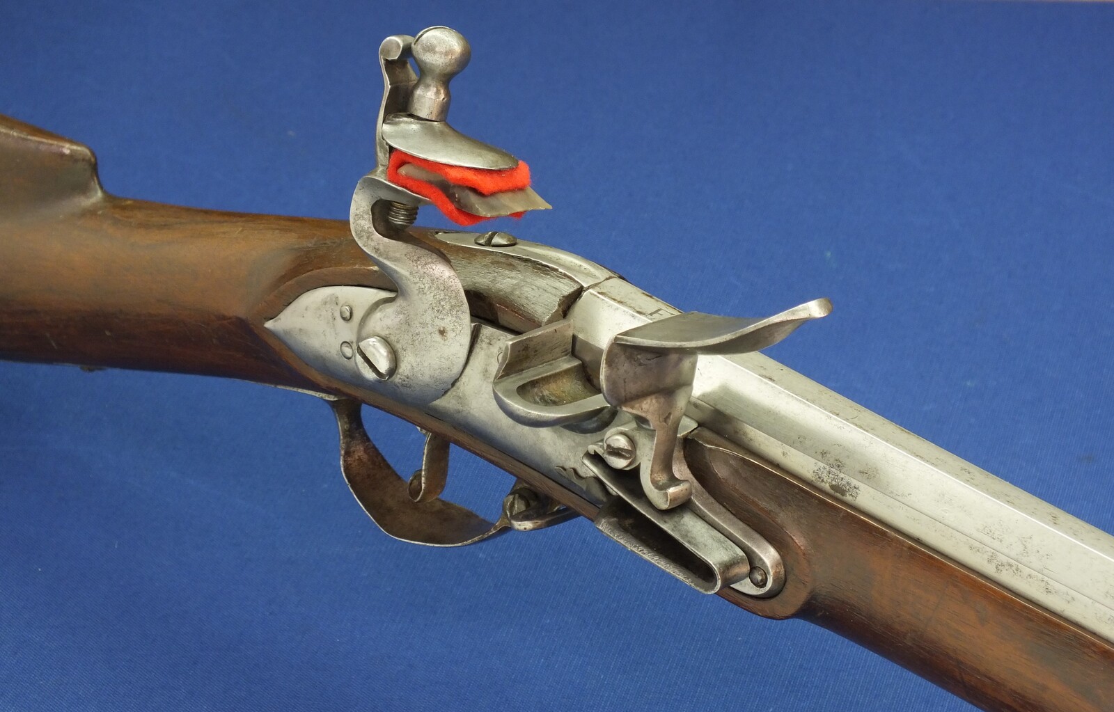 An antique late 17th century German/Swiss Flintlock Musket with bayonet. Lock with Suhl mark. 105,5cm Barrel marked F658. Caliber 18mm. Length 143cm. In very good condition. Price 1.750 euro.