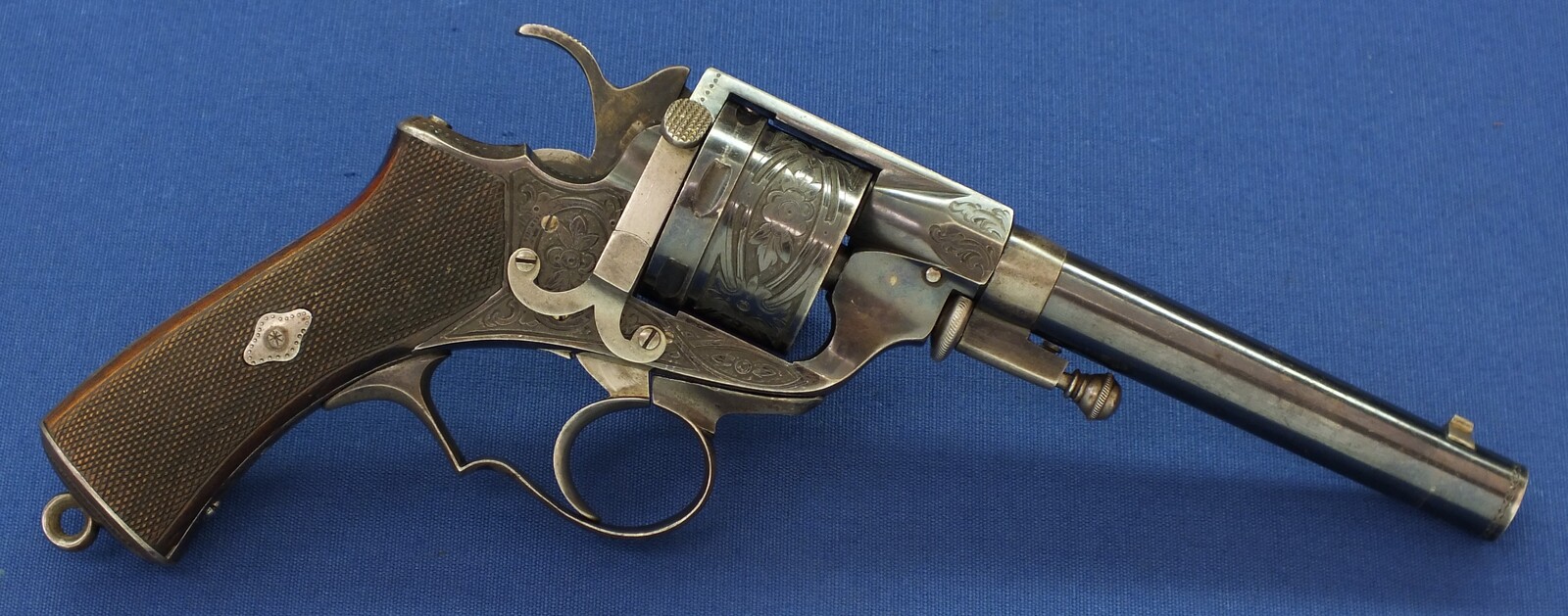 An antique Oak cased Liege made engraved Perrin Model 1865 Single and double action 6 shot Revolver. Caliber 11mm Perrin. Length 31,5cm. In very good condition.