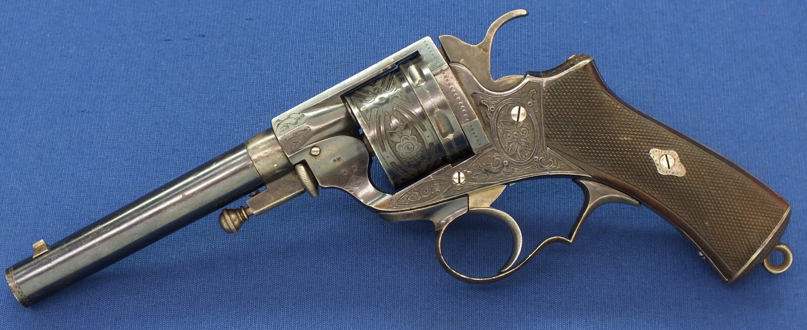 An antique Oak cased Liege made engraved Perrin Model 1865 Single and double action 6 shot Revolver. Caliber 11mm Perrin. Length 31,5cm. In very good condition.