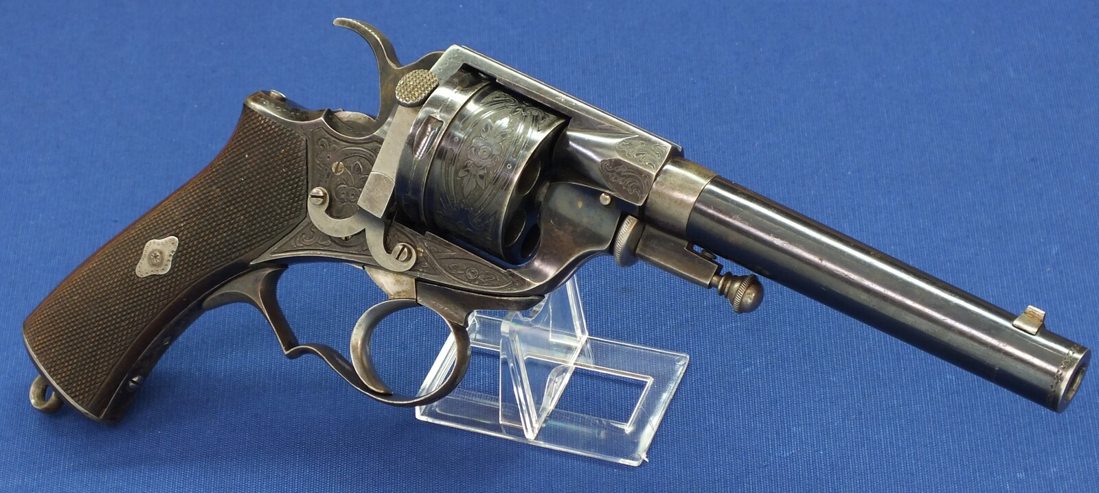 An antique Oak cased Liege made engraved Perrin Model 1865 Single and double action 6 shot Revolver. Caliber 11mm Perrin. Length 31,5cm. In very good condition.