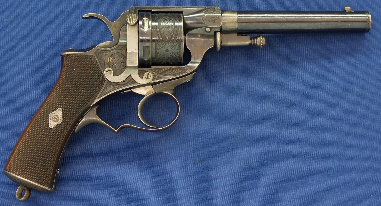 An antique Oak cased Liege made engraved Perrin Model 1865 Single and double action 6 shot Revolver. Caliber 11mm Perrin. Length 31,5cm. In very good condition.